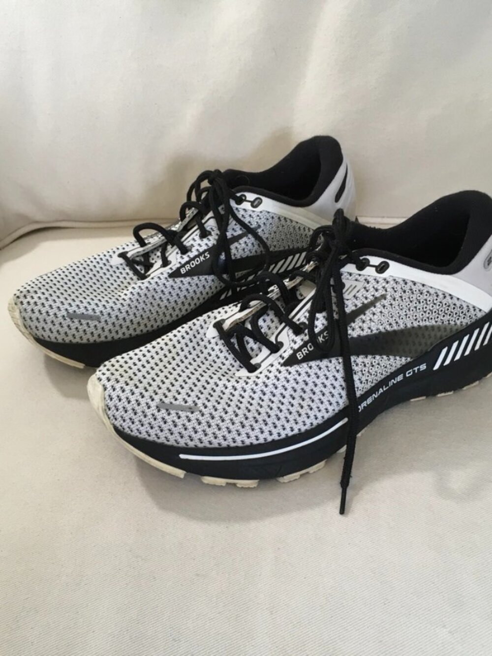 Brooks Adrenaline GTS 22 Women's Sneakers